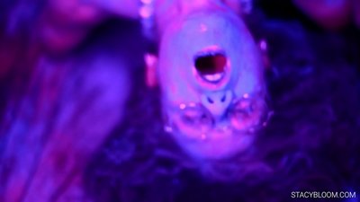 Mazulīte masturbē sevi kameras priekšā un sasniedz orgasmu.